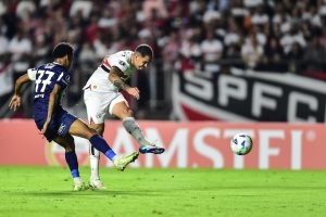 Luciano faz golaço para garantir o primeiro lugar do São Paulo no grupo D da Libertadores. (Foto: X da Libertadores)