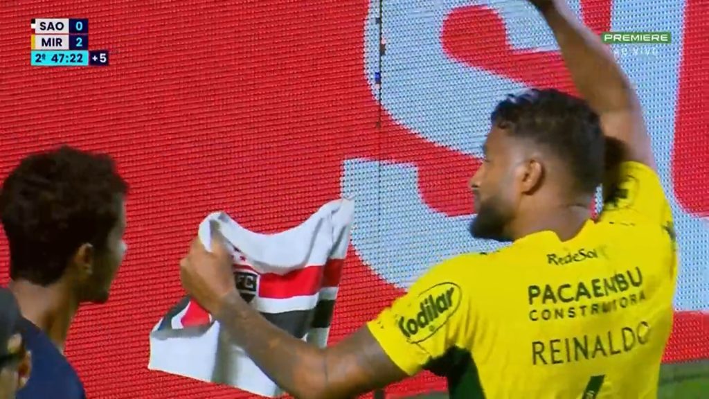 Reinaldo celebra gol no MorumBIS com um beijo na bandeira do São Paulo. (Foto: Reprodução/Premiere)