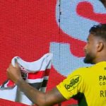 Reinaldo celebra gol no MorumBIS com um beijo na bandeira do São Paulo. (Foto: Reprodução/Premiere)