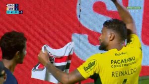 Reinaldo celebra gol no MorumBIS com um beijo na bandeira do São Paulo. (Foto: Reprodução/Premiere)
