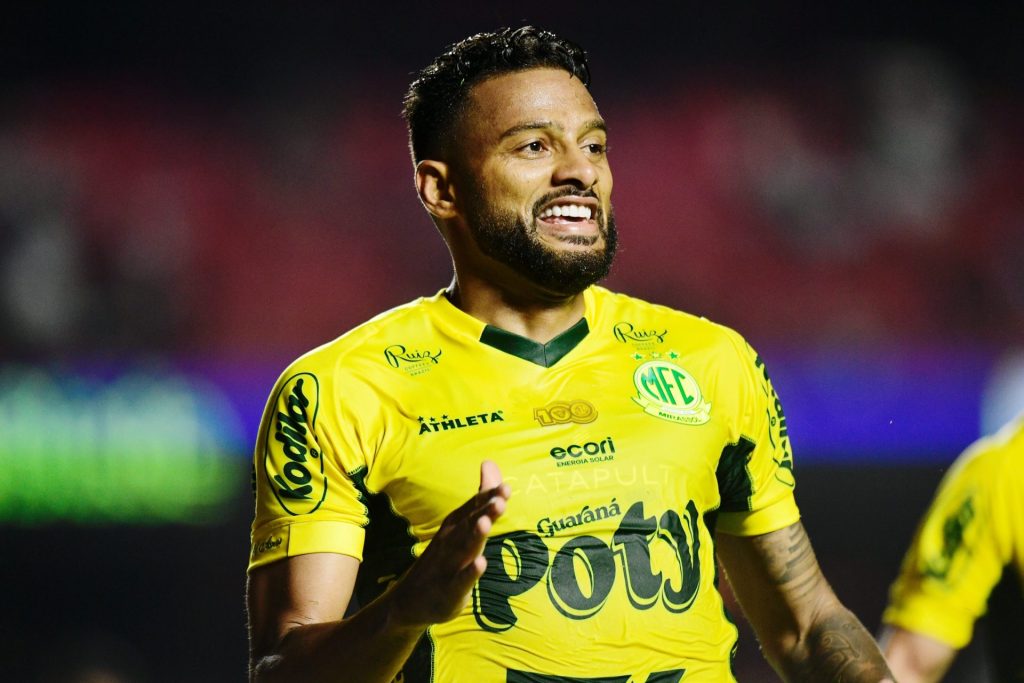 Reinaldo é o vice-artilheiro do Brasileirão, depois do gol contra o Tricolor. (Foto: Reprodução/Placar)
