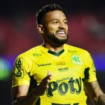 Reinaldo é o vice-artilheiro do Brasileirão, depois do gol contra o Tricolor. (Foto: Reprodução/Placar)
