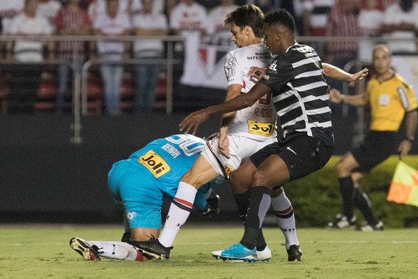 Rodrigo Caio no lance que mudou sua carreira no São Paulo. (Foto: Daniel Augusto Jr/Ag. Corinthians)