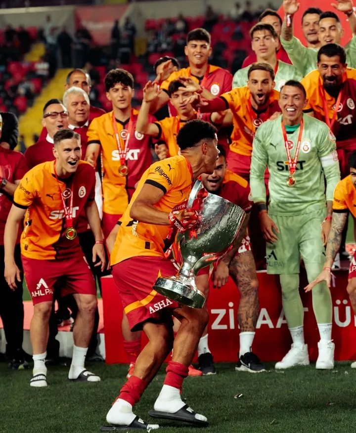 Gabriel Sara foi campeão pelo Galatasaray. (Foto: X do Galatasaray)