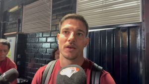 Cédric Soares em entrevista pós-jogo: Foto: Reprodução.