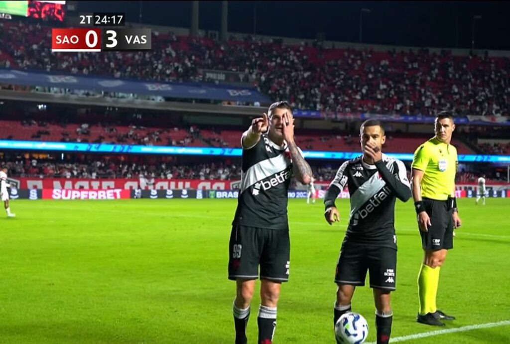 Vasco passa o carro no São Paulo. (Foto: Reprodução/TV Globo)