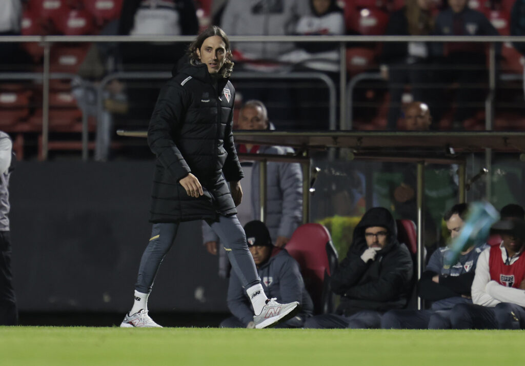 Luis Zubeldía segue pendurado no São Paulo. (Foto: Rubens Chiri e Paulo Pinto/SPFC)