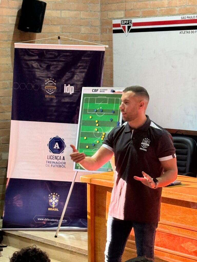 Allan Barcellos ministra curso da CBF Academy. (Foto: )
