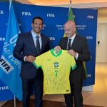 O presidente da CBF, Samir Xaud, entrega uma camisa da Seleção Brasileira ao presidente da FIFA, Gianni Infantino. (Foto: Reprodução/CBF)