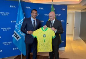 O presidente da CBF, Samir Xaud, entrega uma camisa da Seleção Brasileira ao presidente da FIFA, Gianni Infantino. (Foto: Reprodução/CBF)