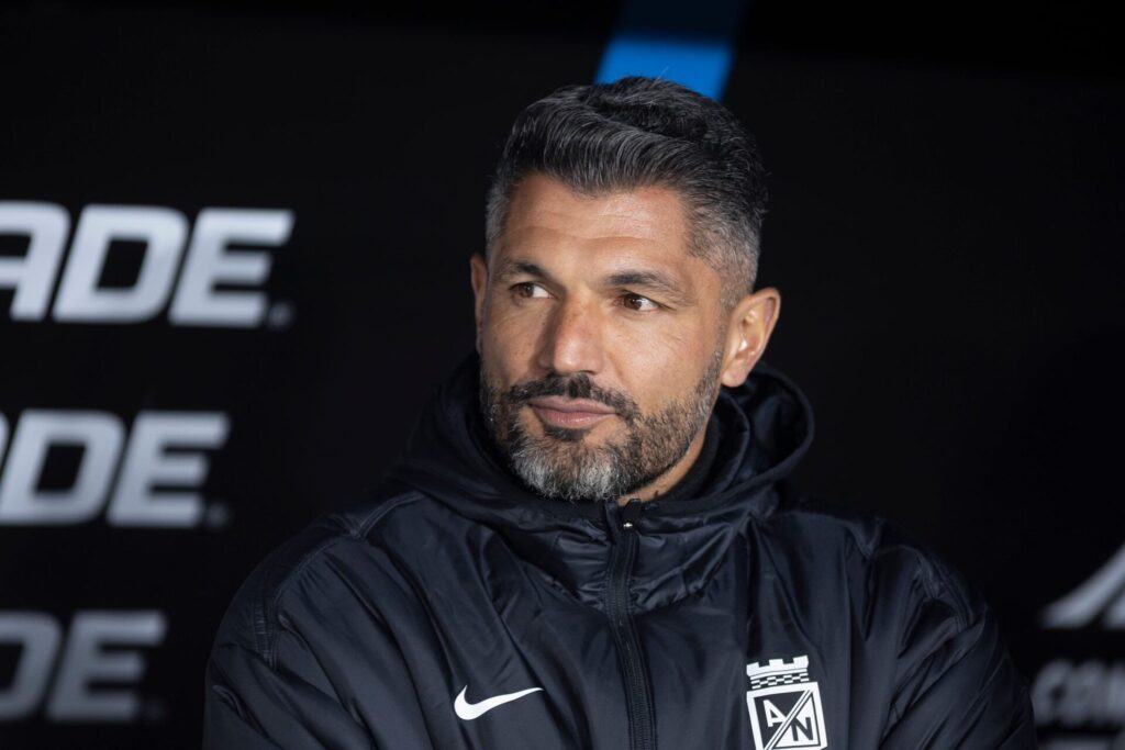 Rival do São Paulo na Libertadores, Javier Gandolfi corre o risco de ser demitido do Atlético Nacional. (Foto: Ernesto Ryan/Getty Images)