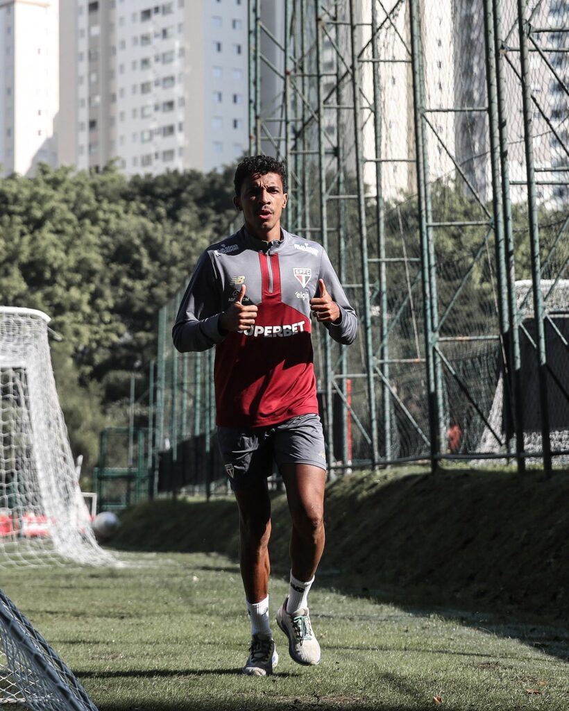 Luiz Gustavo pode ser opção para Hernán Crespo. (Foto: Rubens Chiri/SPFC)