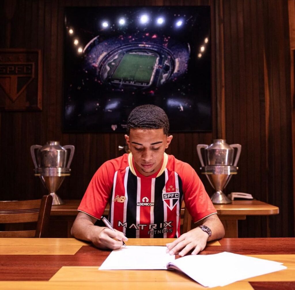 Pedro Ferreira renova contrato com o São Paulo até 2029. (Foto: Rubens Chiri/SPFC)