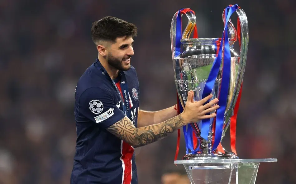 Lucas Beraldo foi formado pelo São Paulo e campeão da Liga dos Campeões pelo PSG. (Foto: Maja Hitjl/UEFA)