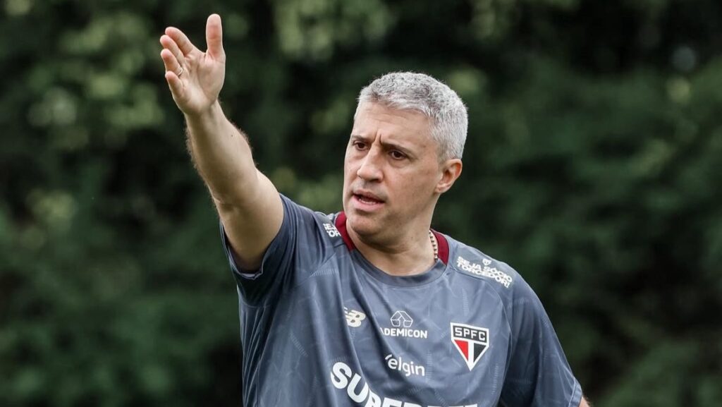 Crespo comandou as atividades físicas no São Paulo na manhã de hoje. Foto: Rubens Chiri