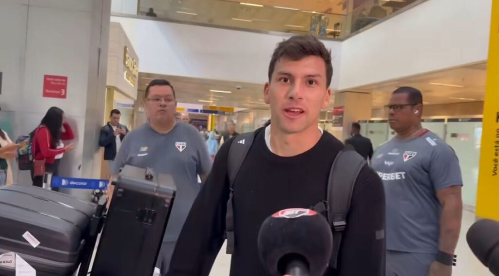Gonzalo Tapia desembarca no aeroporto de Guarulhos. Foto: Gabriel Sá