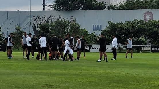 Torcida Organizada do Corinthians invade o CT Joaquim Grava. Foto: Reprodução.