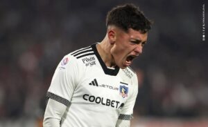 Cristian Zavala comemorando gol pelo Colo-Colo. Foto: Divulgação.