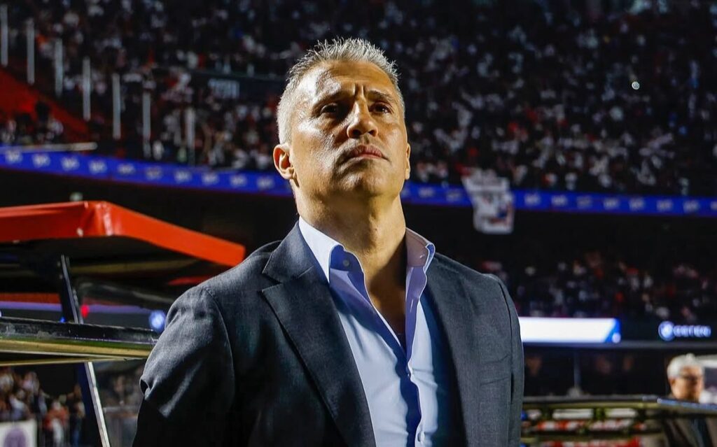 Crespo é quem comando o São Paulo em 2025. Foto: Rubens Chiri