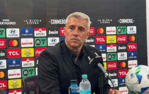Crespo em entrevista pós-jogo. Foto: Gabriel Sá.