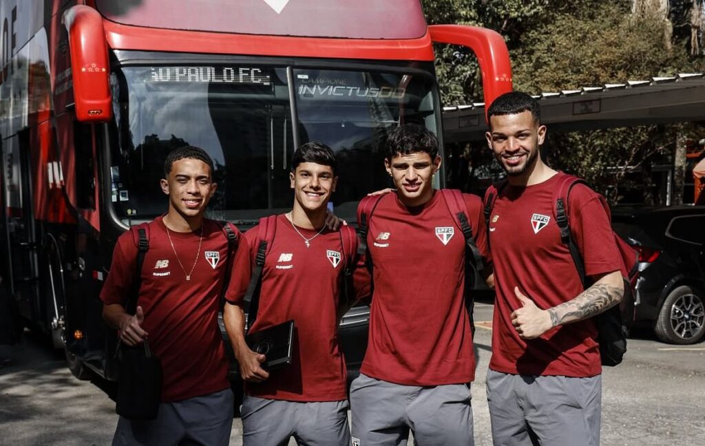 Jovens do São Paulo viajam para enfrentar o Spot. Foto: Rubens Chiri