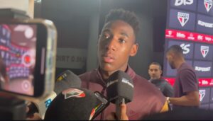 Léo Pelé em entrevista coletiva. Foto: REPRODUÇÃO.