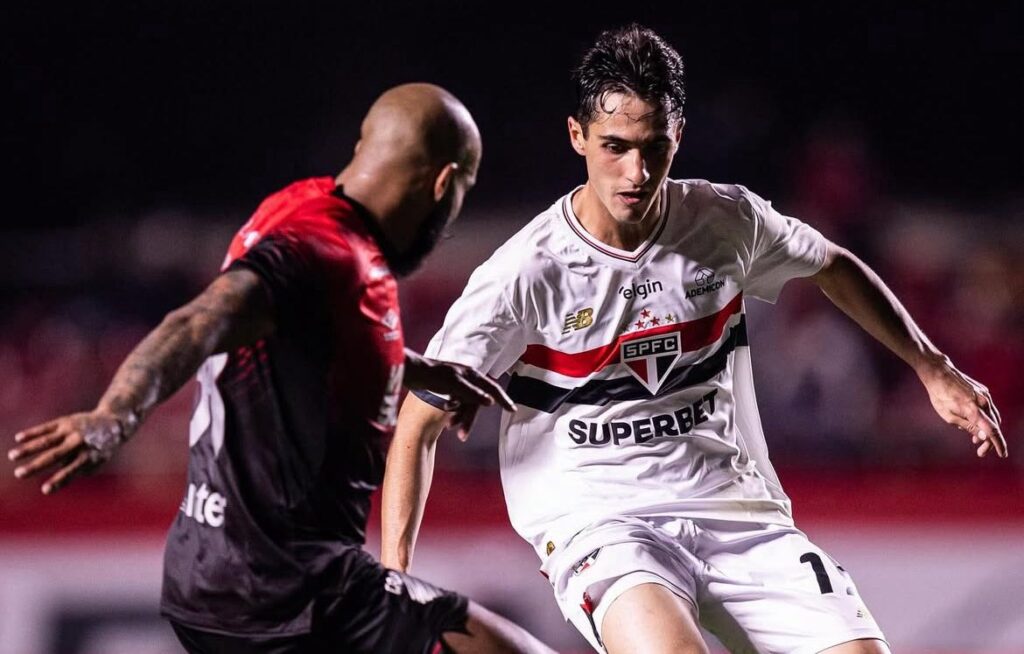 Rodriguinho em ação com a camisa do São Paulo FC. Foto: Victor Monteiro