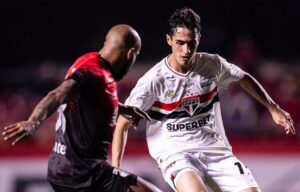 Rodriguinho em ação com a camisa do São Paulo FC. Foto: Victor Monteiro