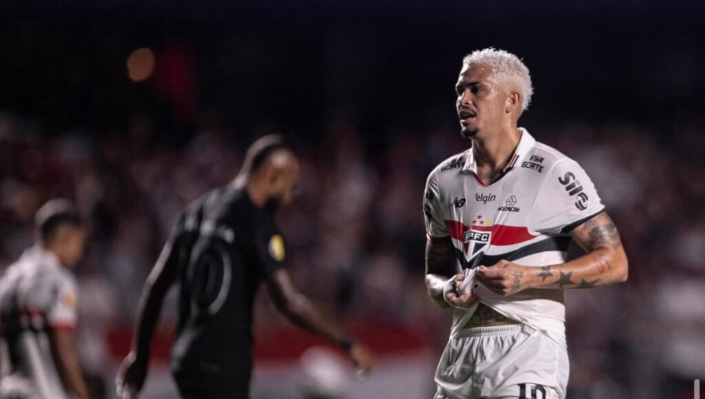 Luciano em ação com a camisa do São Paulo FC. Foto: Victor Monteiro