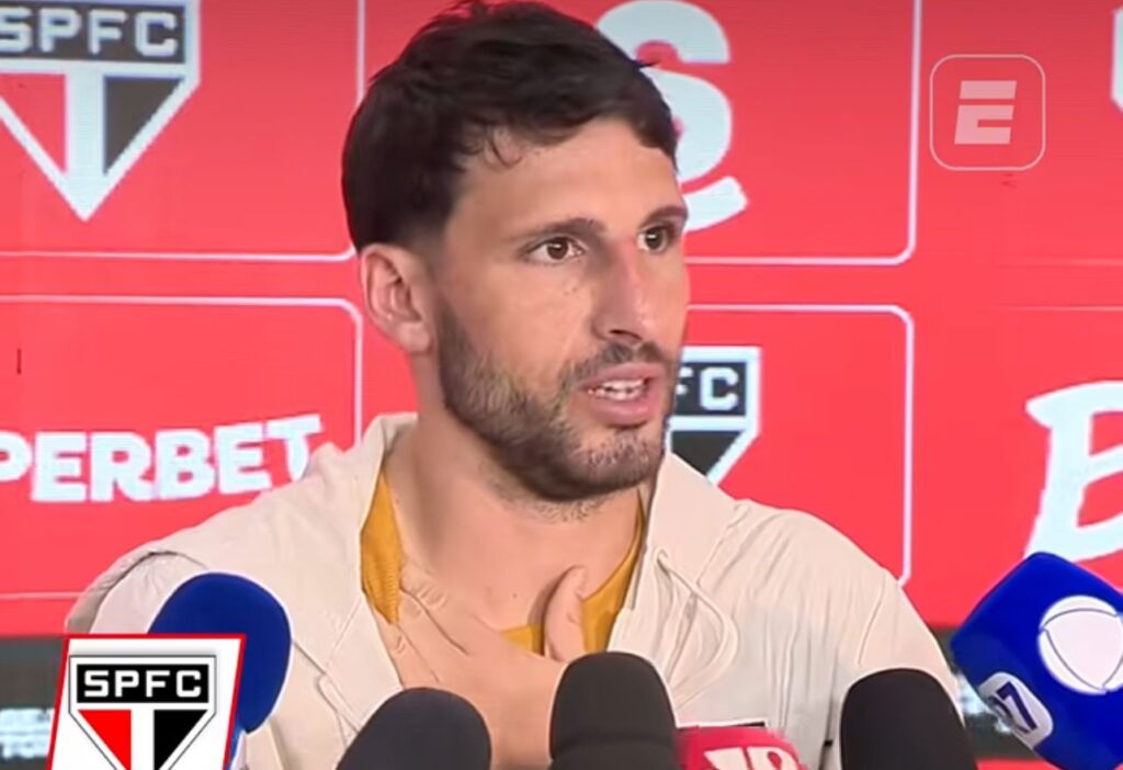 Calleri em entrevista pós jogo; Foto: Reprodução.