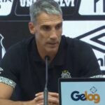 Vojvoda é o técnico do Santos. Foto: Santos TV/ Reprodução