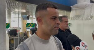 Alisson durante entrevista. Foto: Reprodução.