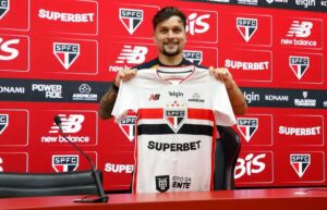 Artur foi oficialmente apresentado no São Paulo. Foto: Rubens Chiri
