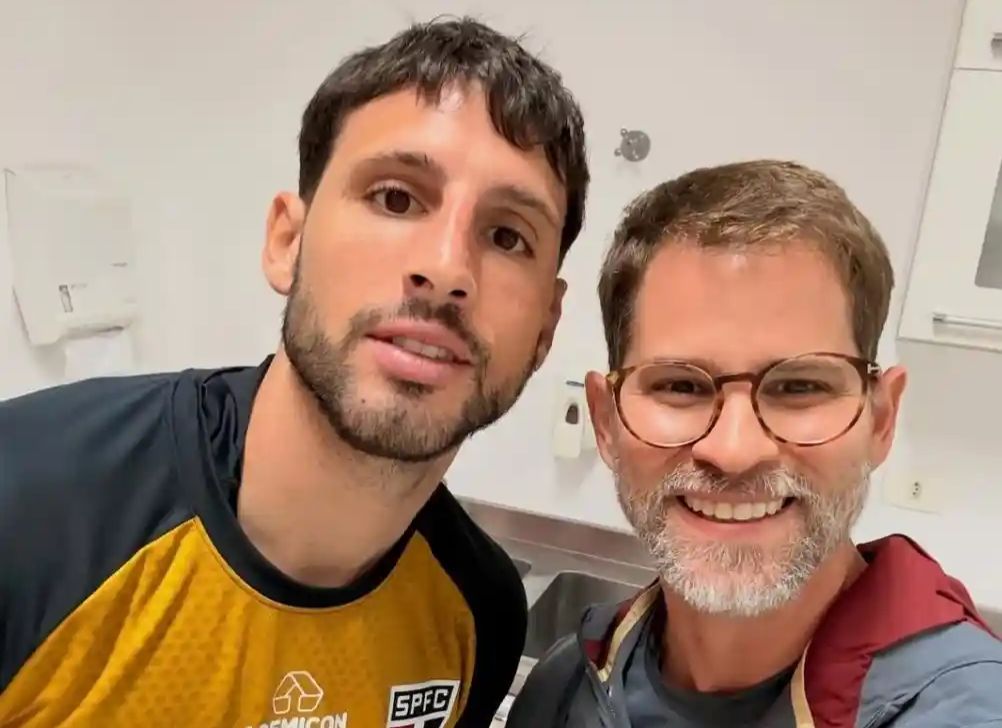 Calleri junto com o Dr. quando ele ainda trabalhava no São Paulo FC. Foto: Reprodução.