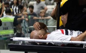 Lucas Moura deixa o campo lesionado. Foto: Reprodução.