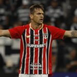 Rafael Tolói em ação com a camisa do São Paulo FC. Foto: Rubens Chiri.