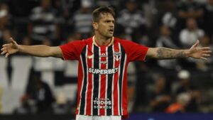 Rafael Tolói em ação com a camisa do São Paulo FC. Foto: Rubens Chiri.