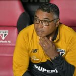 Roger Machado é quem comanda o São Paulo em 2026. (Foto: Nelson ALMEIDA / AFP