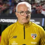 Dorival Júnior no comando do São Paulo no gramado do Mangueirão (Foto: Theo Daolio/Ekobanpress/Folhapress).