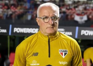 Dorival Júnior no comando do São Paulo no gramado do Mangueirão (Foto: Theo Daolio/Ekobanpress/Folhapress).